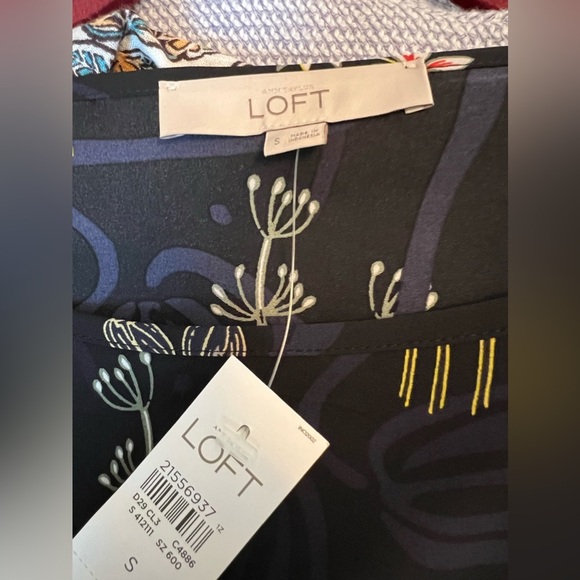 NWT ~ LOFT ~ Blue and black with flowers blouse - Picture 7 of 7